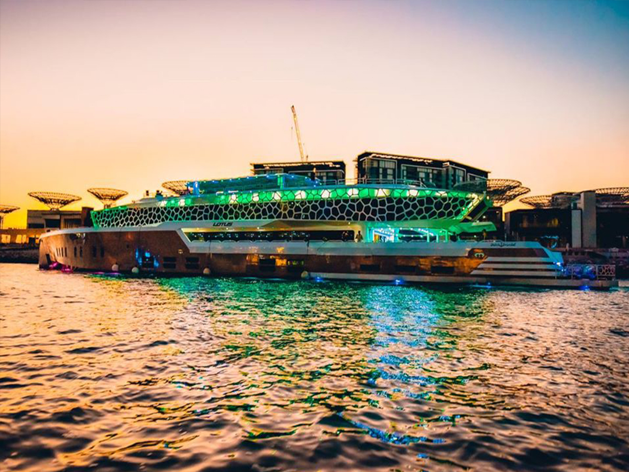 Dubai: Mega Yacht Cruise Tour